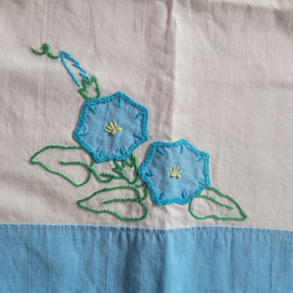 Vintage Hand-Embroidered White & Blue Floral morning Glory Pillowcase - Picture 3 of 3